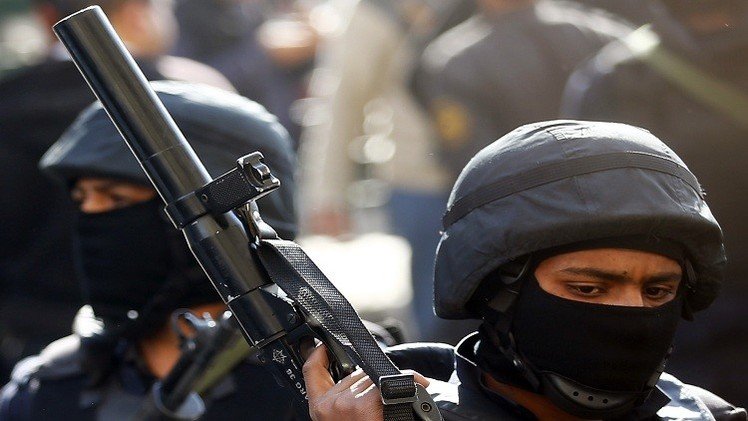 مصر.. حبس 14 شرطيا بتهمة تعذيب سجينين حتى الموت