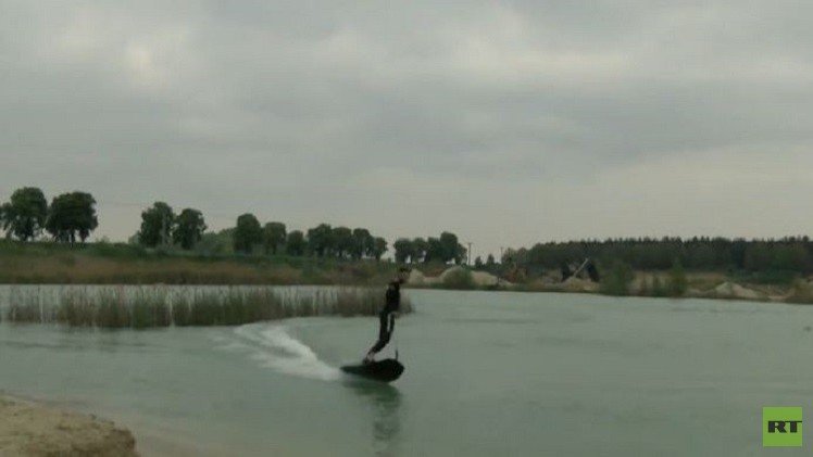 تشيكي يقدم نوعا جديدا من الرياضة المائية (فيديو)