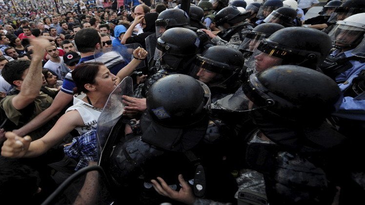 إصابة 19 شخصا في اشتباكات بالعاصمة المقدونية (فيديو)