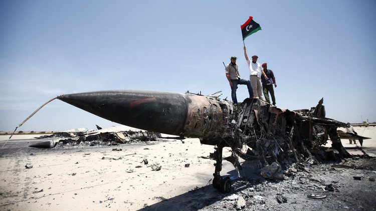 إسقاط طائرة حربية في الزنتان غرب ليبيا (فيديو)