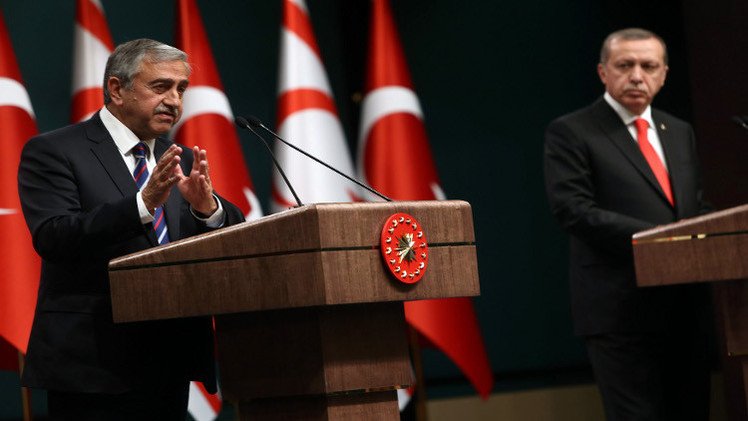 رئيسا تركيا وشمال قبرص يأملان بوحدة الجزيرة عام 2015
