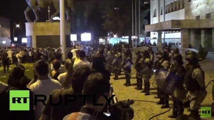 مقدونيا.. محتجون يرمون مبنى البرلمان بالبيض (فيديو)