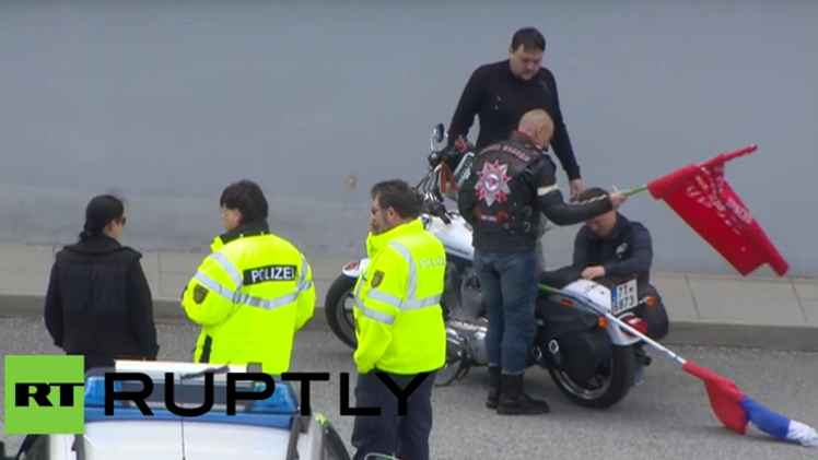 إجبار فرقة "ذئاب الليل" على إزالة الأعلام الروسية من دراجاتهم على الحدود الألمانية (فيديو)