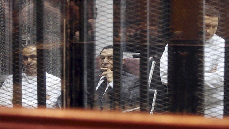 مصادر أمنية تنفي ترحيل مبارك إلى سجون طرة