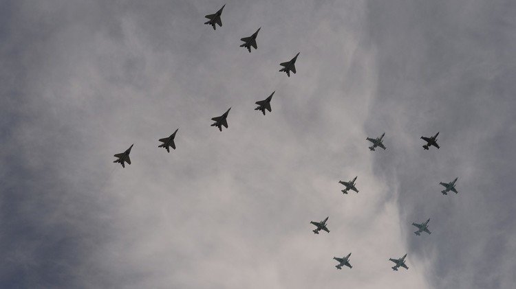 العرض العسكري في الساحة الحمراء بموسكو (صور) 