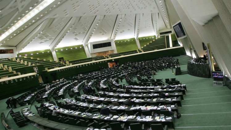 البرلمان الإيراني يلوح بقانون يلزم بوقف المفاوضات النووية