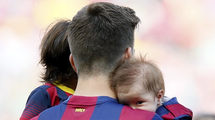 بيكيه يستعرض ثروته الكروية من القمصان