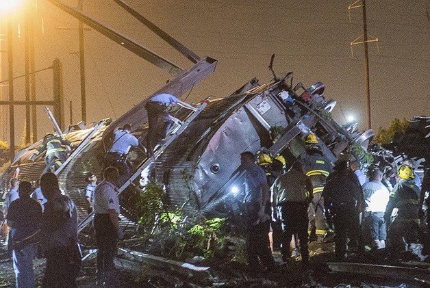 مقتل 6 أشخاص وإصابة العشرات إثر خروج قطار ركاب عن مساره في فيلاديلفيا (فيديو)