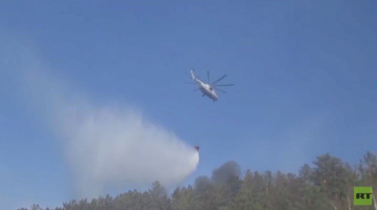 مروحيات لوزارة الطوارئ الروسية تشارك في إخماد حرائق الغابات في جنوب شرق سيبيريا (فيديو)