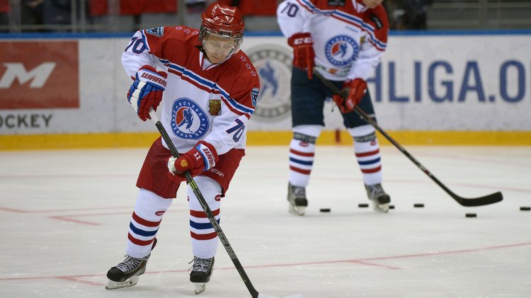 فيديو... بوتين يشارك في نهائي الدوري الليلي لهوكي الجليد