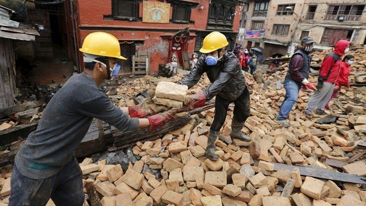 حصيلة ضحايا الزلزالين في نيبال تتجاوز 8500 قتيل