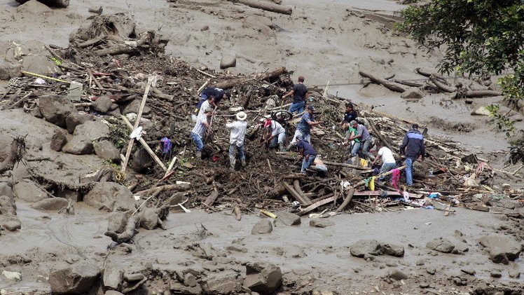 أكثر من 60 قتيلا إثر انزلاقات التربة في كولومبيا (فيديو)