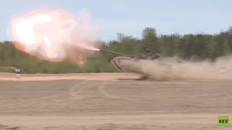 دبابات "تي-80" ترقص الفالس في بطرسبورغ (فيديو)