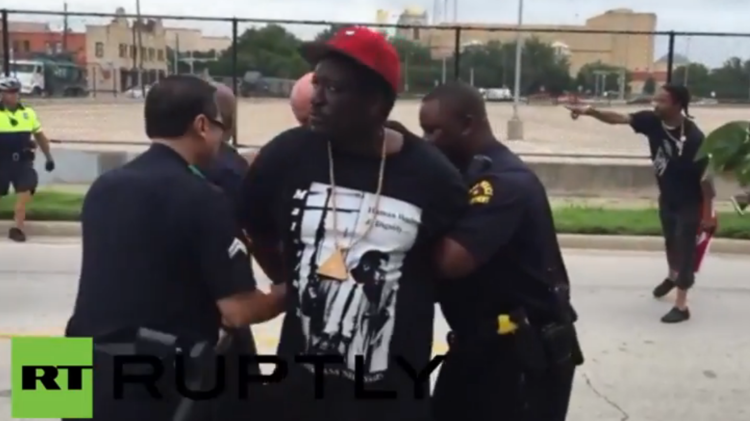 اعتقال عدد من المتظاهرين في يوم "مالكولم إكس" في دالاس الأمريكية (فيديو)