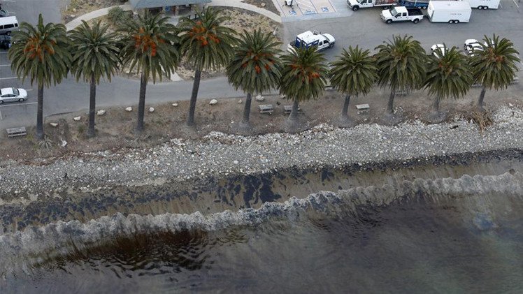 كاليفورنيا تعلن حالة الطوارئ بعد تسرب للنفط إلى المحيط (فيديو)