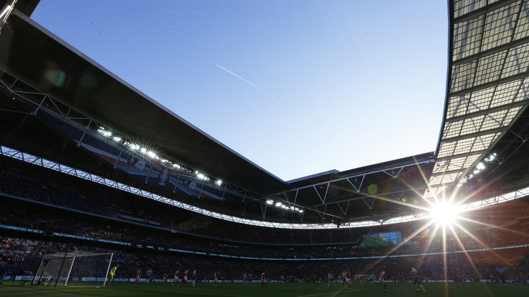 (صور) ملعب ويمبلي يواصل احتضان المباريات رغم اكتشاف قنبلة فيه