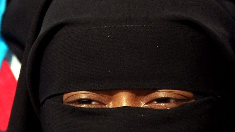 هولندا تحظر النقاب في الأماكن العامة 