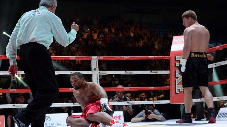 (فيديو) الملاكم الروسي بوفيتكين يقصي الكوبي بيريس بالقاضية بعد دقيقة ونصف فقط