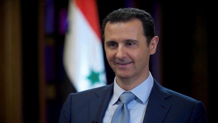 الأسد يهنئ جنوده المنسحبين من مستشفى جسر الشغور على سلامتهم 
