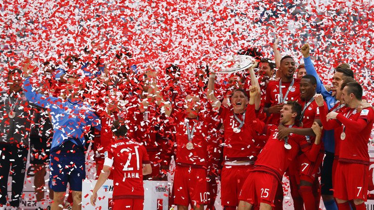 (صور) لاعبو بايرن ميونيخ يرفعون درع الدوري