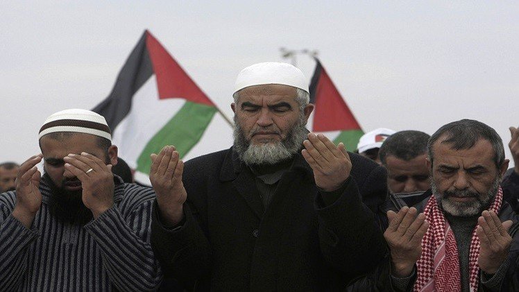 فلسطينيون يتظاهرون احتجاجا على إصدار حكم الإعدام بحق مرسي