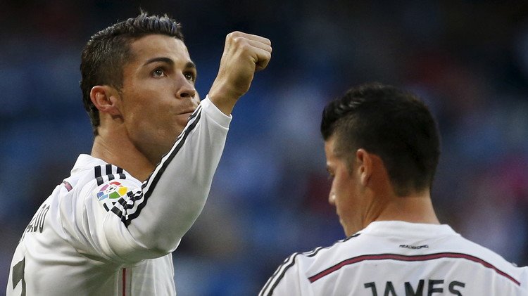 رونالدو يسجل هاتريك ويتوج بجائزتي البيتشتشي والحذاء الذهبي