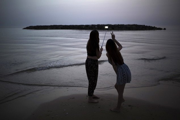 منظمة الصحة العالمية قد تضع "السيلفي" في قائمة الأمراض النفسية