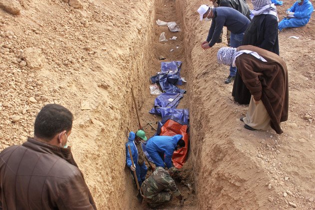 العثور على مقابر جماعية في تكريت شمال بغداد (فيديو)