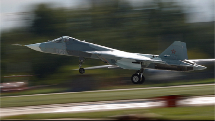 الجيل الخامس من الطائرات الروسية المقاتلة سوخوي يتفوق على نظيره الأمريكي (فيديو)