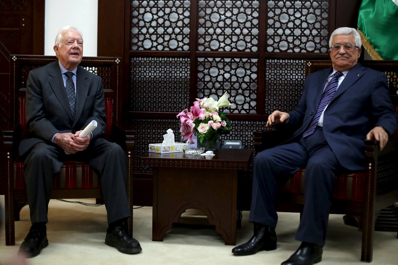 عباس يؤكد ضرورة إنهاء الانقسام  خلال لقائه بوفد من 