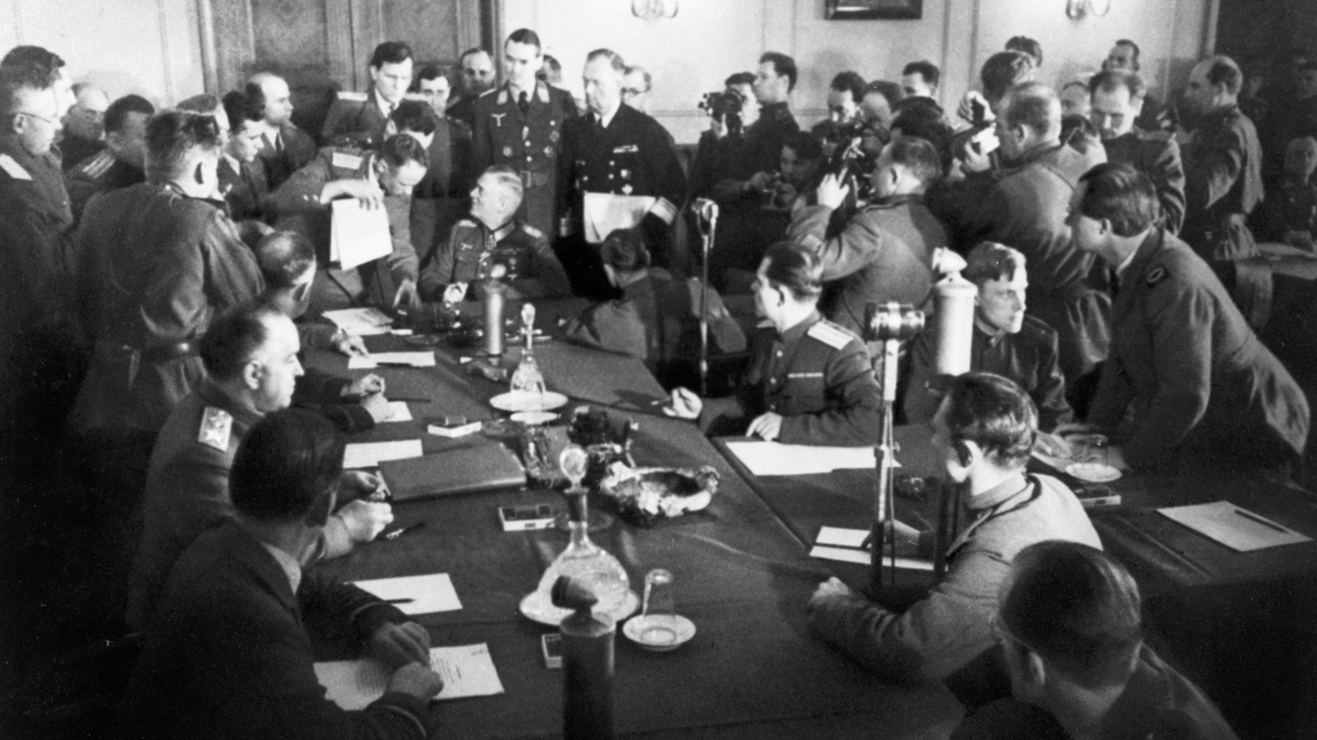 رئيس الأركان العامة الألمانية فيلهلم كايتل يوقع وثيقة استسلام ألمانيا النازية  8 مايو/آيار عام 1945 