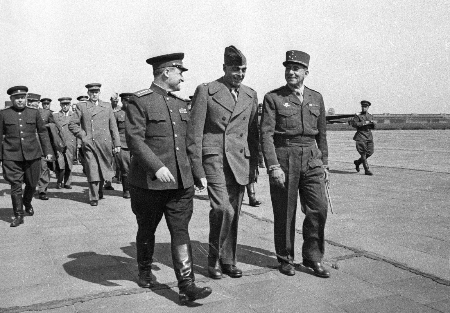 ممثلون لقوات الحلفاء قبل مراسم توقيع وثيقة استسلام ألمانيا