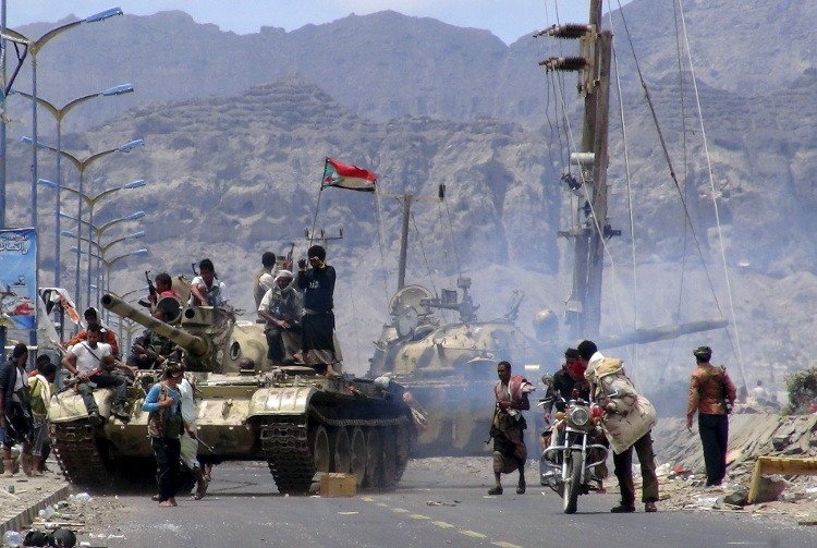 اشتداد المعارك في عدن ومقتل 10 أشخاص بقصف للحوثيين على نجران وجازان السعوديتين 