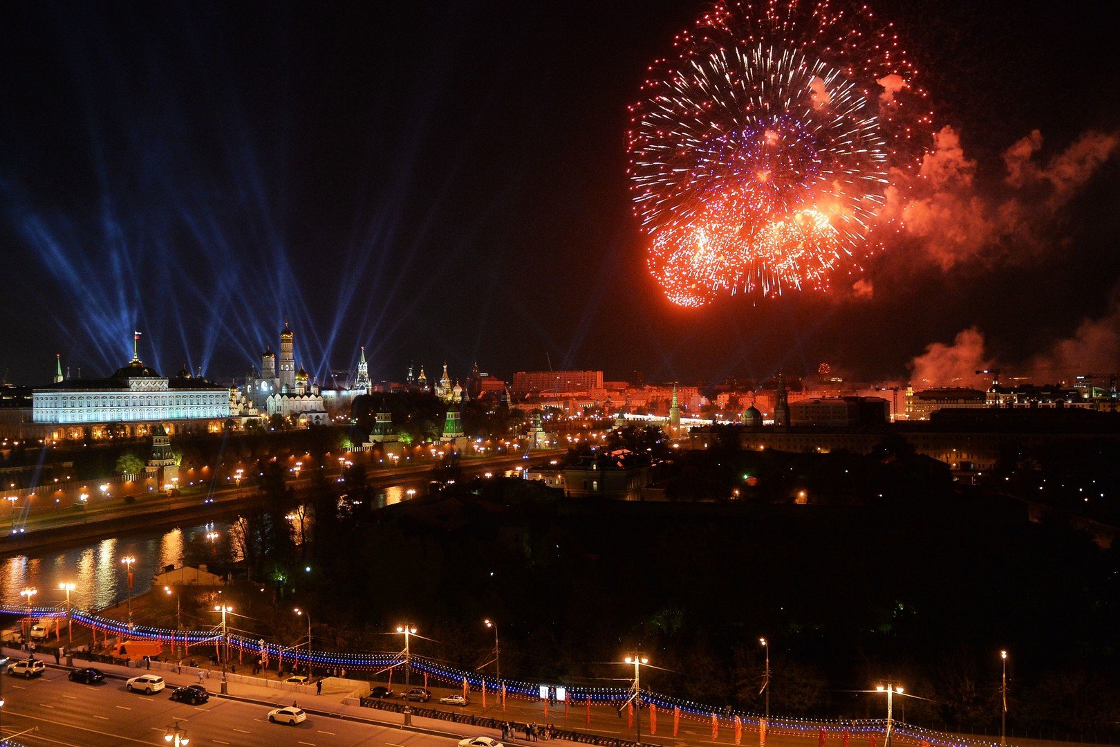 ألعاب نارية في سماء روسيا بمناسبة عيد النصر (فيديو + صور)