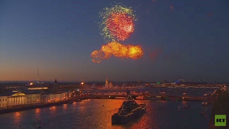 ألعاب نارية في سماء روسيا بمناسبة عيد النصر (فيديو + صور)