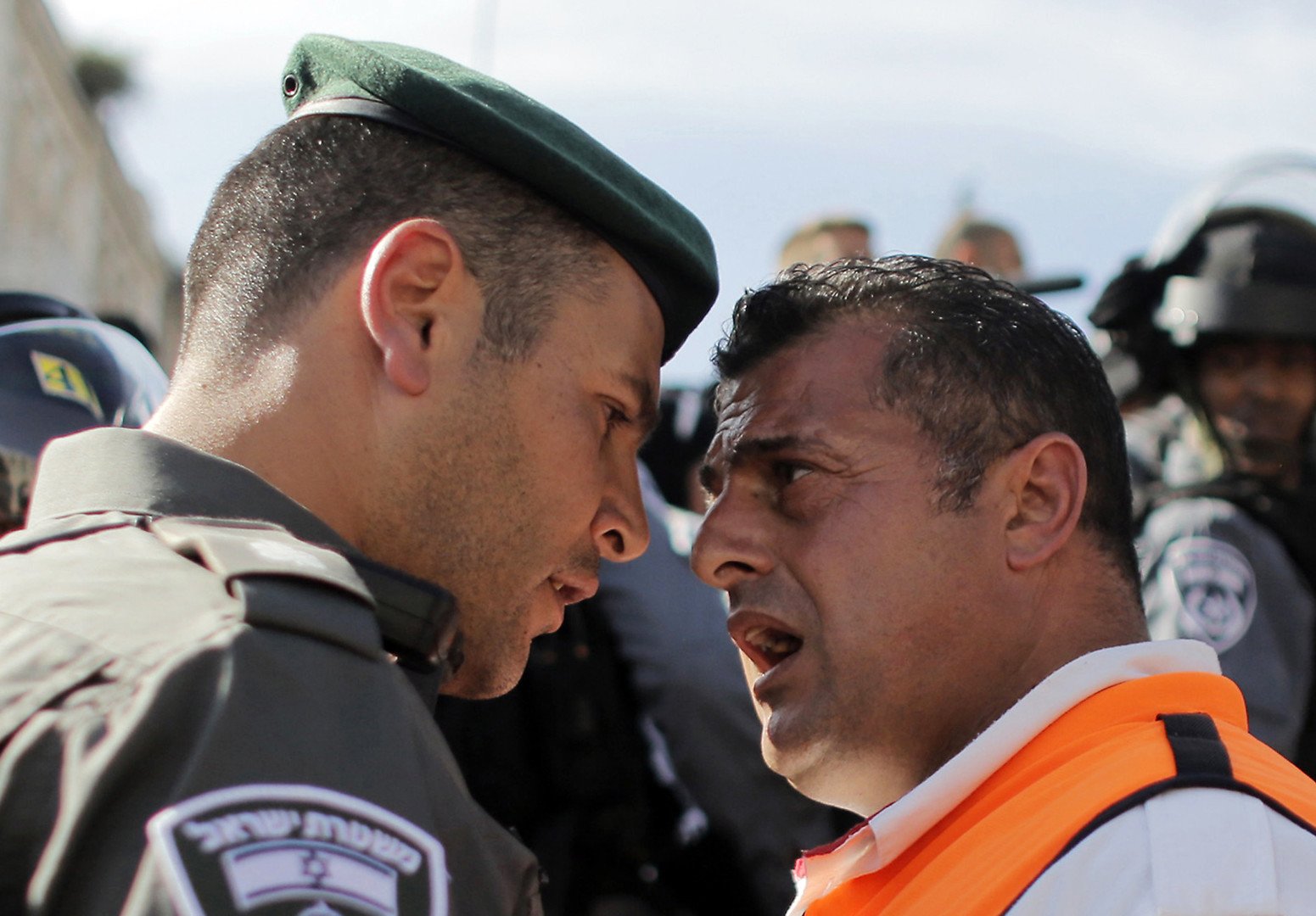 جدال بين احد رجال الاسعاف الفلسطينيين وعسكري إسرائيلي أثناء مظاهرة بمناسبة ذكرى النكبة