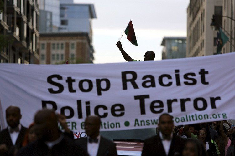 السلطات الأمريكية تدعو إلى ضبط النفس بعد جرح رجلين أسودين على يد الشرطة في أوليمبيا (فيديو)