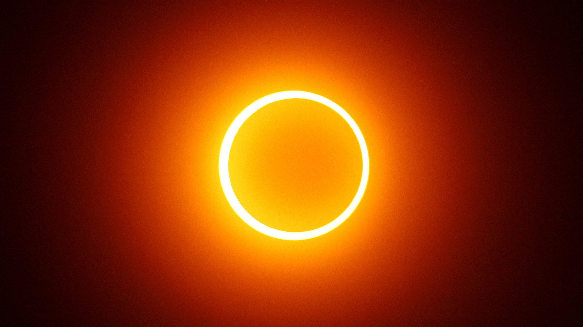 القمر يحجب قرص الشمس في كسوف عام 2009