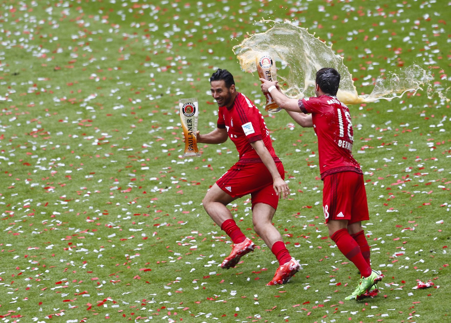 (صور) لاعبو بايرن ميونيخ يرفعون درع الدوري