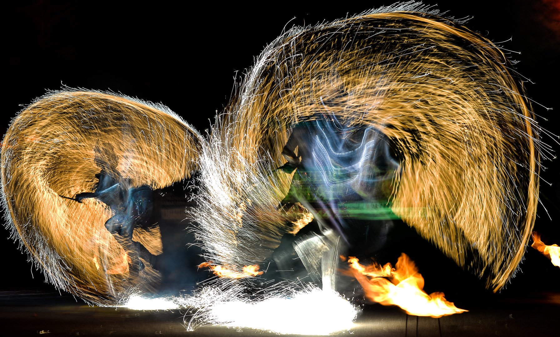 لوحات ضوئية في مهرجان النار الكوني