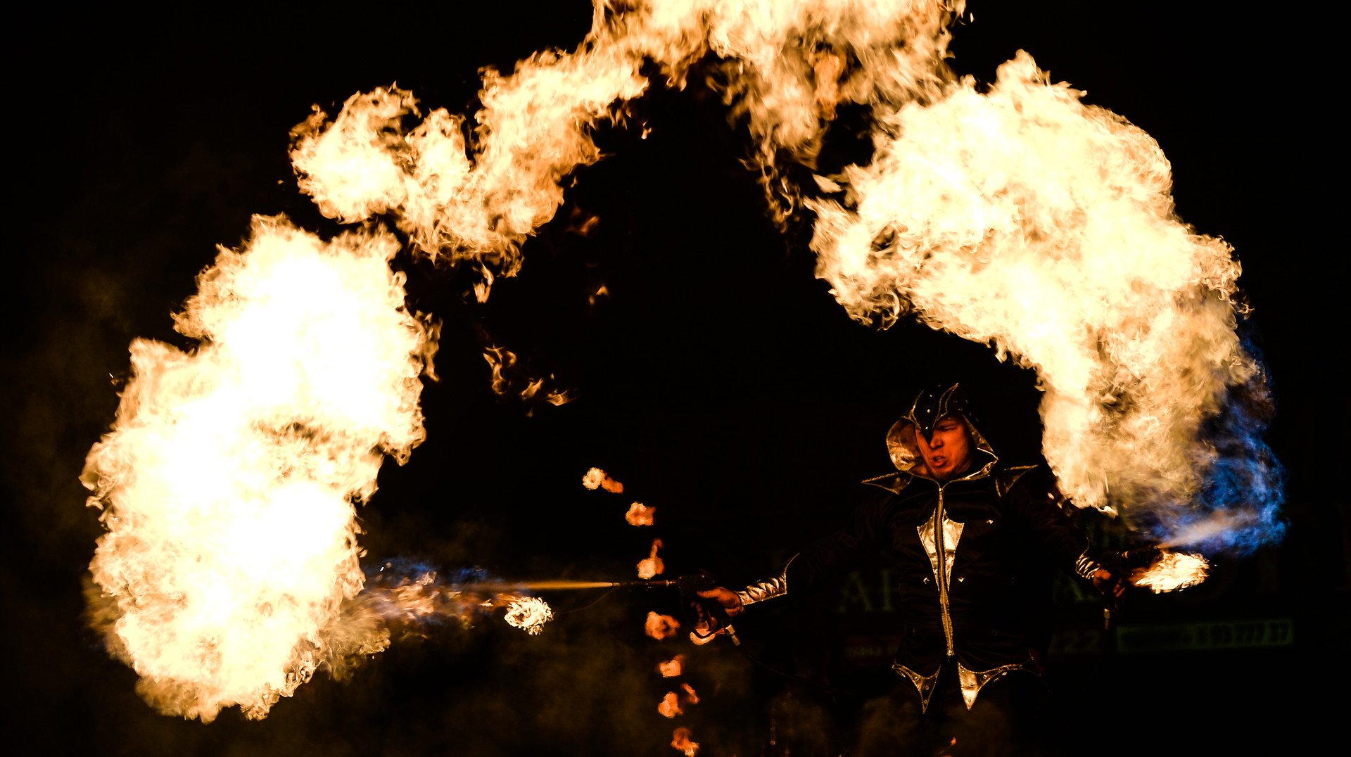 لوحات ضوئية في مهرجان النار الكوني