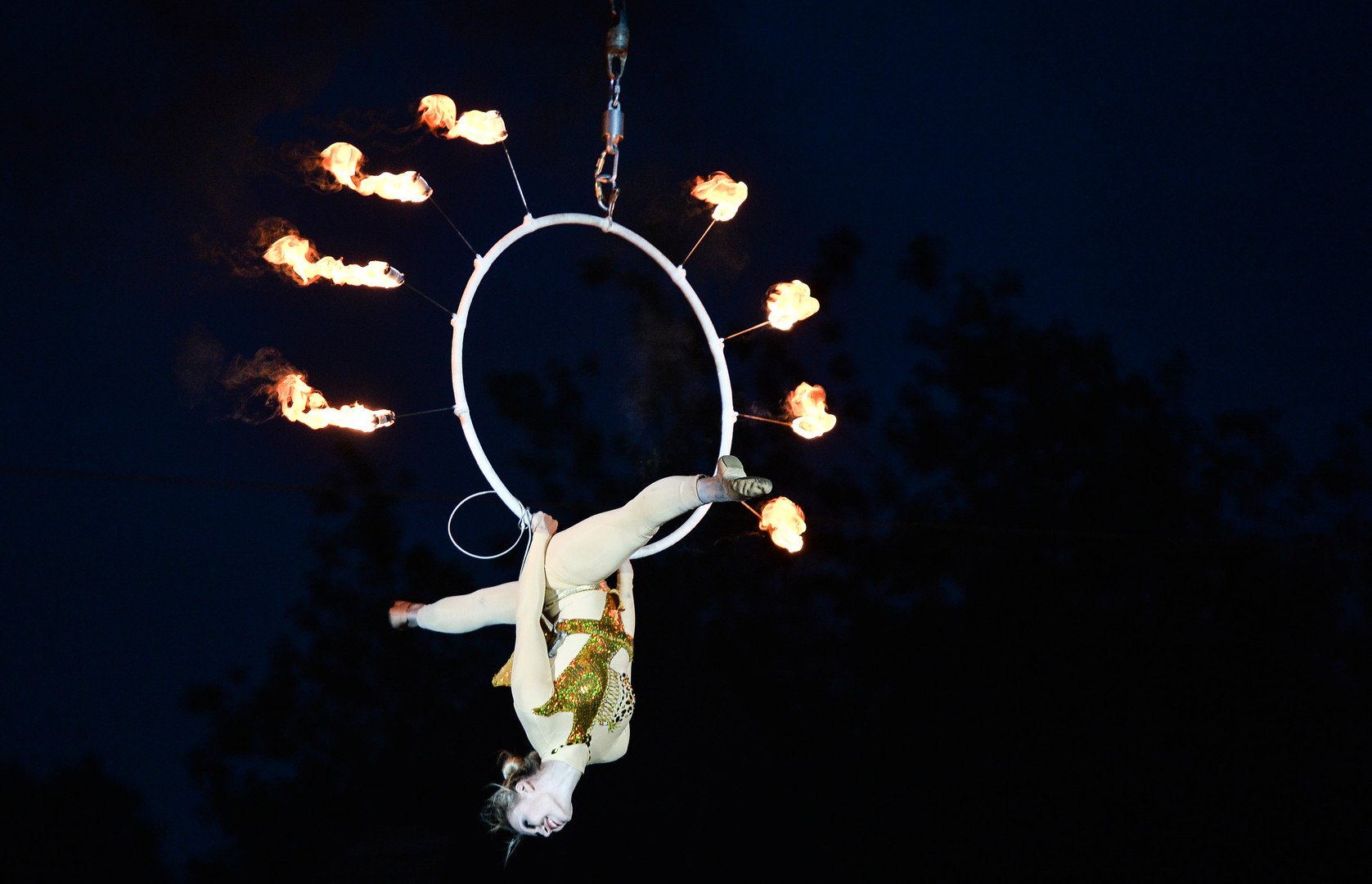 لوحات ضوئية في مهرجان النار الكوني