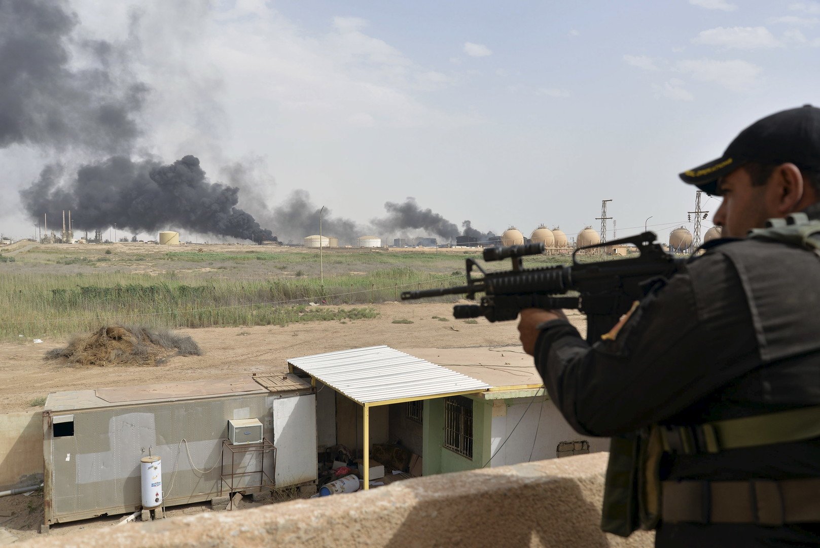 العراق.. مقتل 11 مدنيا في قصف للتحالف وعشرات القتلى من داعش (فيديو)