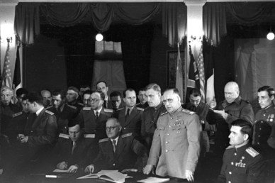 المارشال السوفيتي جوكوف أثناء توقيع وثيقة استسلام ألمانيا النازية بعد الحرب العالمية الثانية