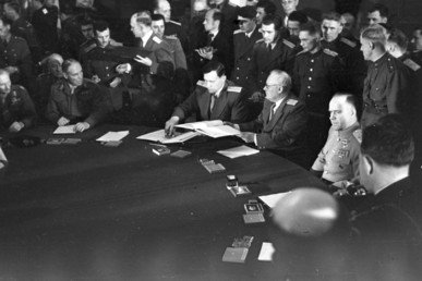 المارشال غيورغي جوكوف أثناء توقيع وثيقة استسلام ألمانيا النازية بعد الحرب العالمية الثانية 1939-1945