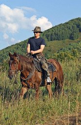 بوتين يمتطي جوادا بعد زيارته لمزرعة الخيول في اقليم ألتاي الروسي