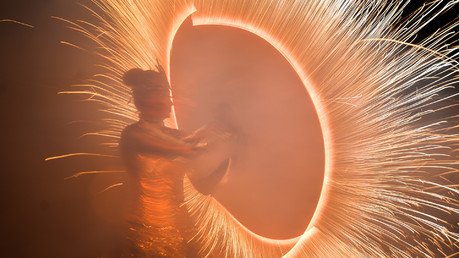 لوحات ضوئية في مهرجان النار الكوني