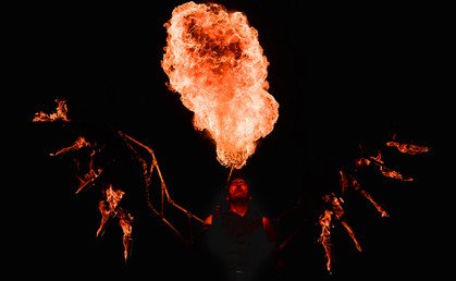 لوحات ضوئية في مهرجان النار الكوني