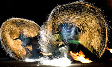 لوحات ضوئية في مهرجان النار الكوني