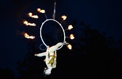 لوحات ضوئية في مهرجان النار الكوني